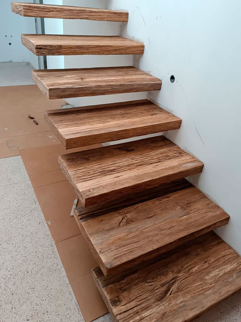 Hacer escaleras de madera de batea en el Barbanza