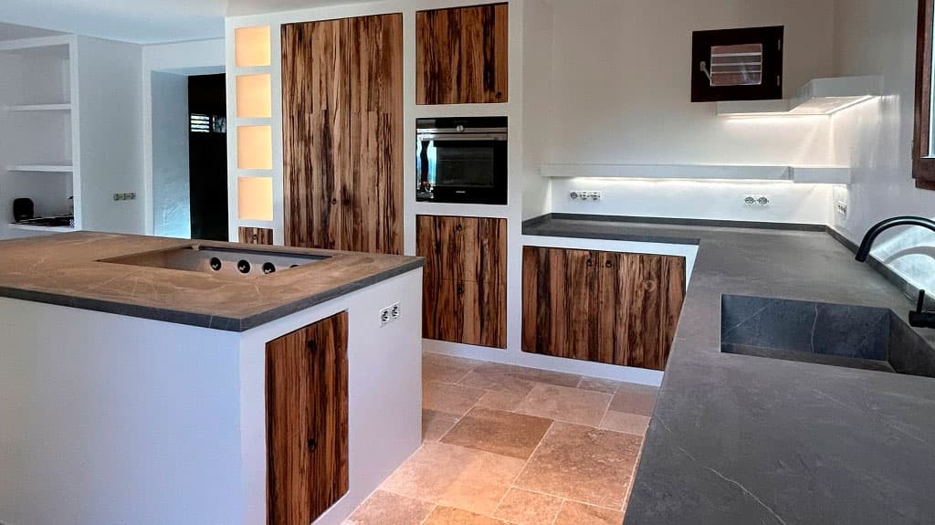 Muebles interior en madera de batea en Barbanza